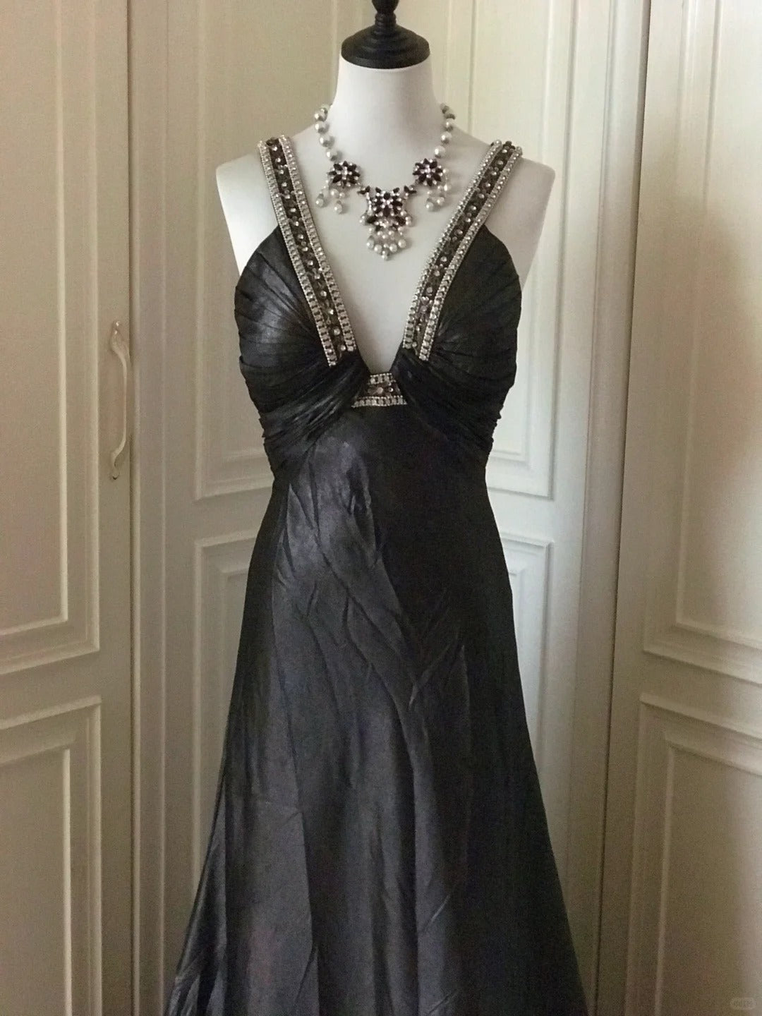 ✨🖤Black beaded mysterious and noble black swan vintag Downton Abbey deep V long satin ball gown evening dress gh4390