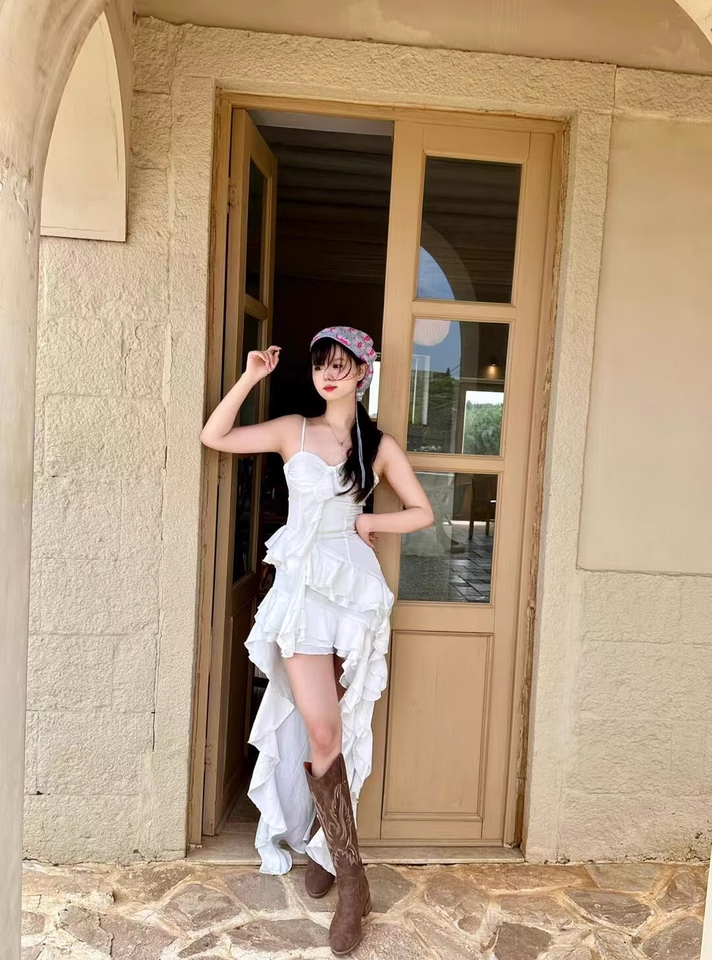 New Fashion White Irregular Ruffled Hem Design A-line Sleeveless Spaghetti Strap Dress TP3299