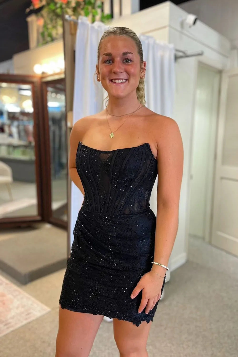Bateau Strapless Bodycon Fully Lace Short Homecoming Dress