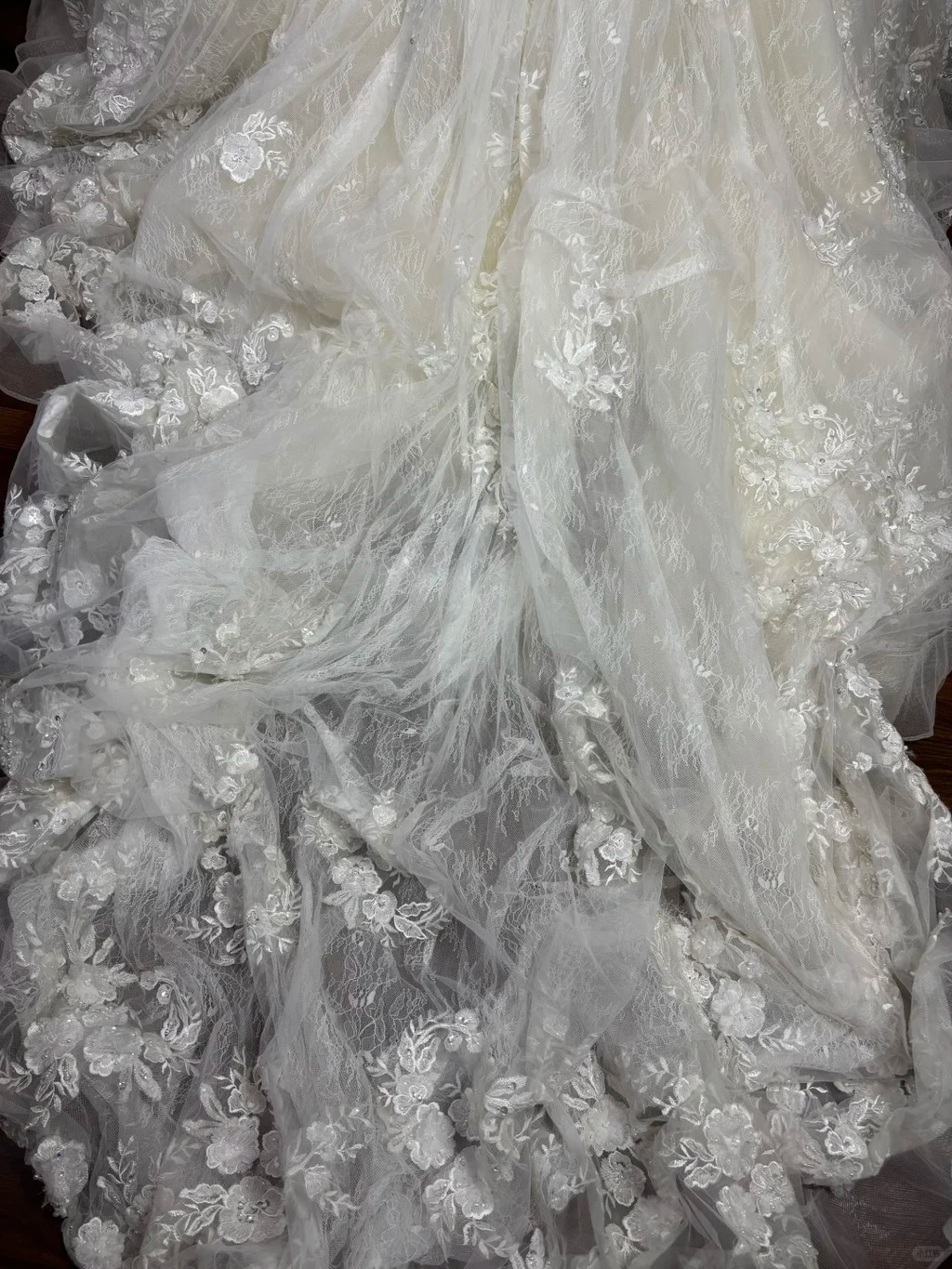 Glamorous Ivory Off-Shoulder Intricate Lace Applique Tulle Wedding Dress TP5339
