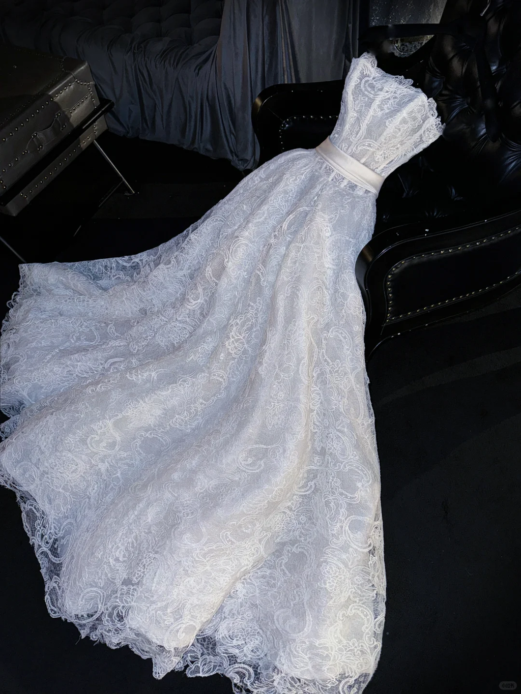 Elegant Strapless Lace Embroidery Satin Belt Wedding Dress TP5388