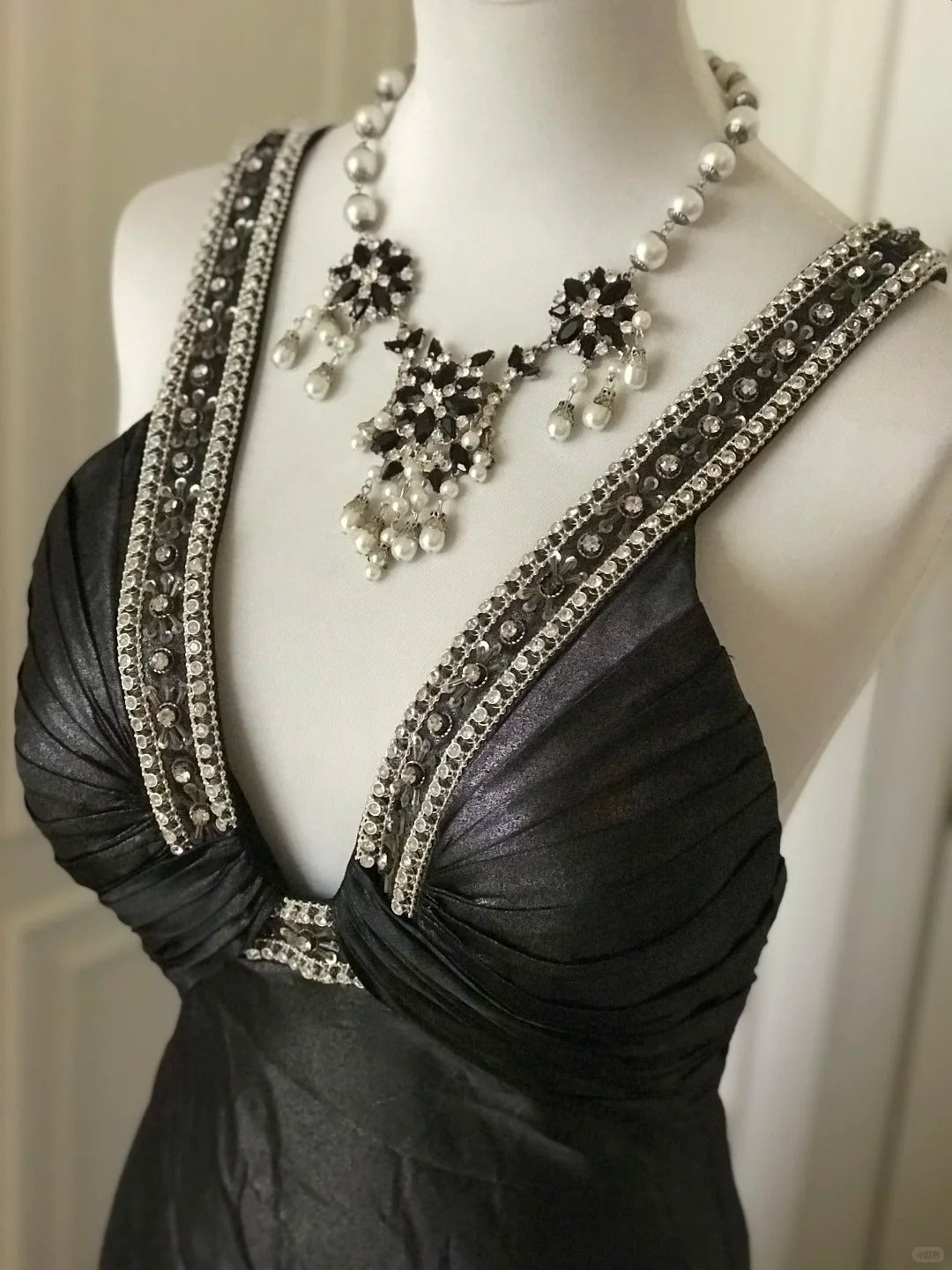 ✨🖤Black beaded mysterious and noble black swan vintag Downton Abbey deep V long satin ball gown evening dress gh4390