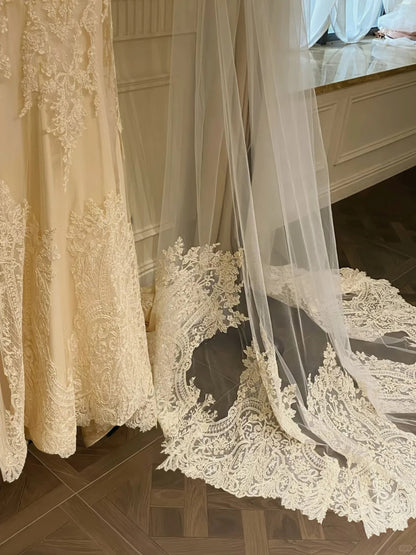 Retro Elegant Off-White Mermaid Strapless Lace Wedding Dress P4087