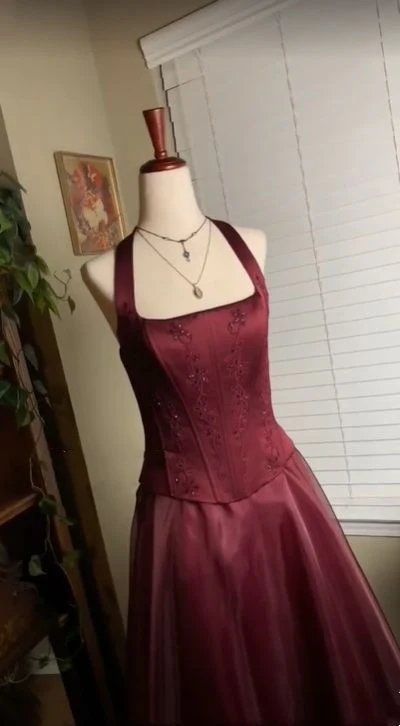 Pretty A line Halter Burgundy Sleeveless Evening Dress Organza Long Prom Dresses P2334