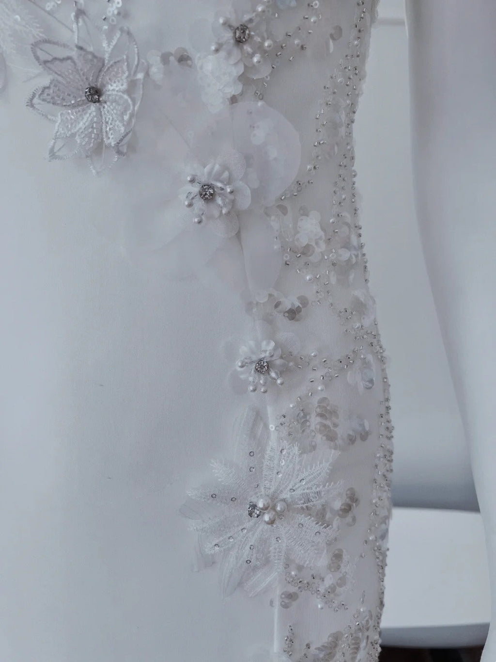 Glittering Spaghetti Straps White Prom Dress Seqiuns Appliques Sheath Evening Dress GG6015