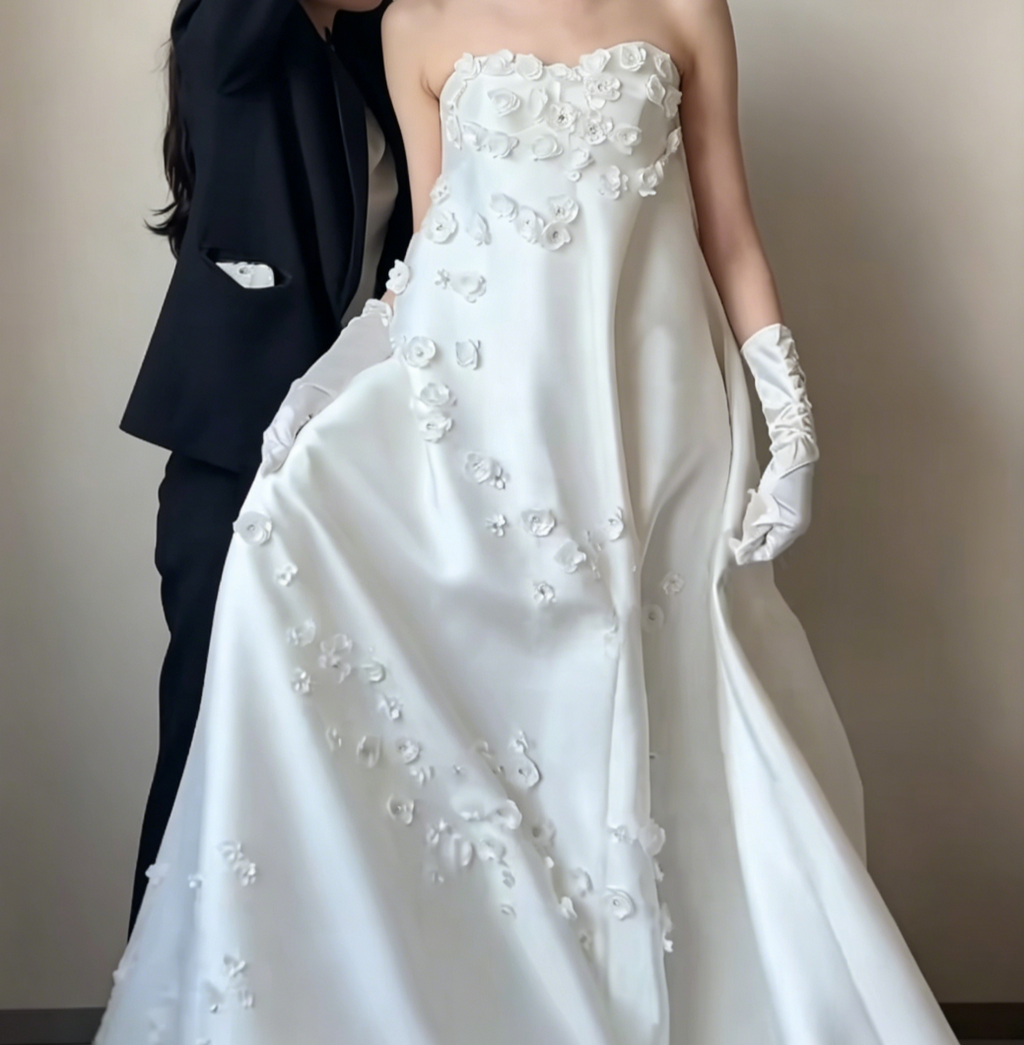 Graceful Strapless Satin Wedding Dress Appliques A-Line Bridal Dress GG6562