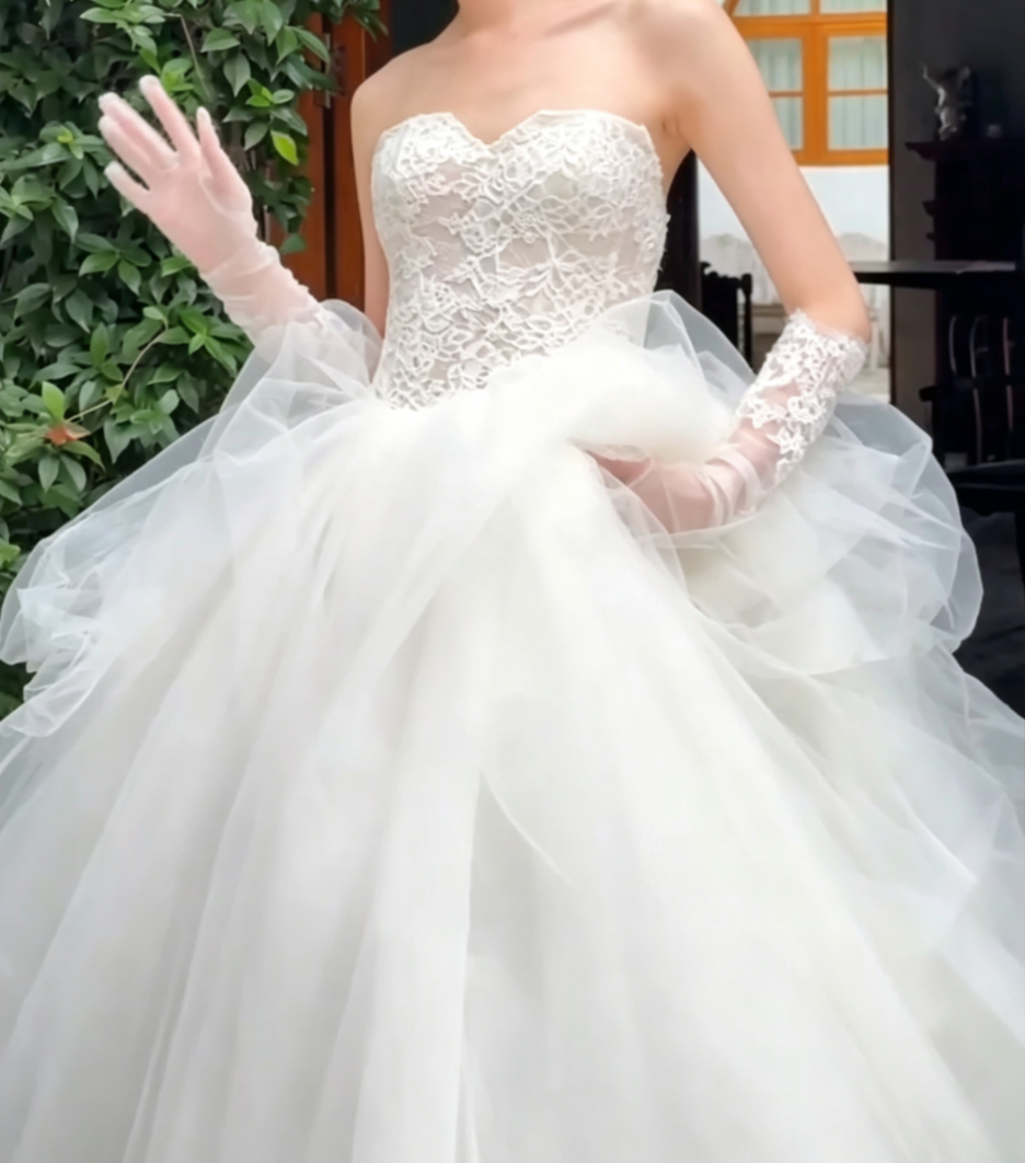 Sleek Strapless Lace Wedding Dress Tulle A-Line Bridal Dress GG6601