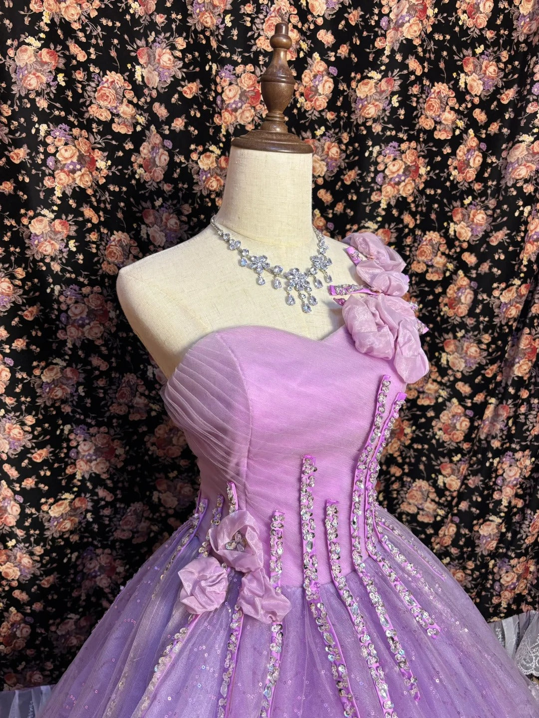 One-shoulder purple diamond striped three-dimensional flower back strap wedding dress P3013