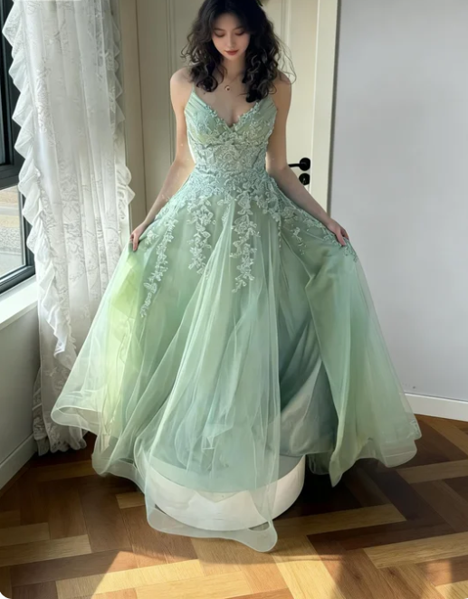 Elegant Green A-line Ruffled V-neck Layered Tulle Long Prom Dress Evening Dress P4490
