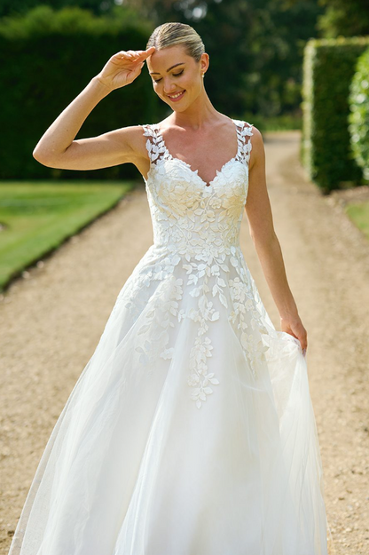 V-Neck Sleeveless Tulle A-Line Lace Appliques Wedding Dress