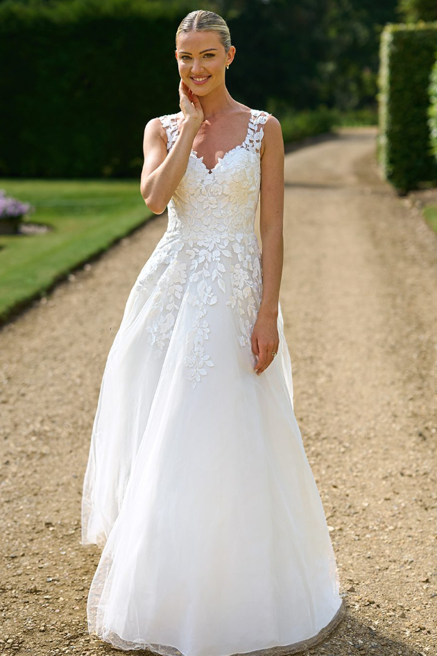 V-Neck Sleeveless Tulle A-Line Lace Appliques Wedding Dress