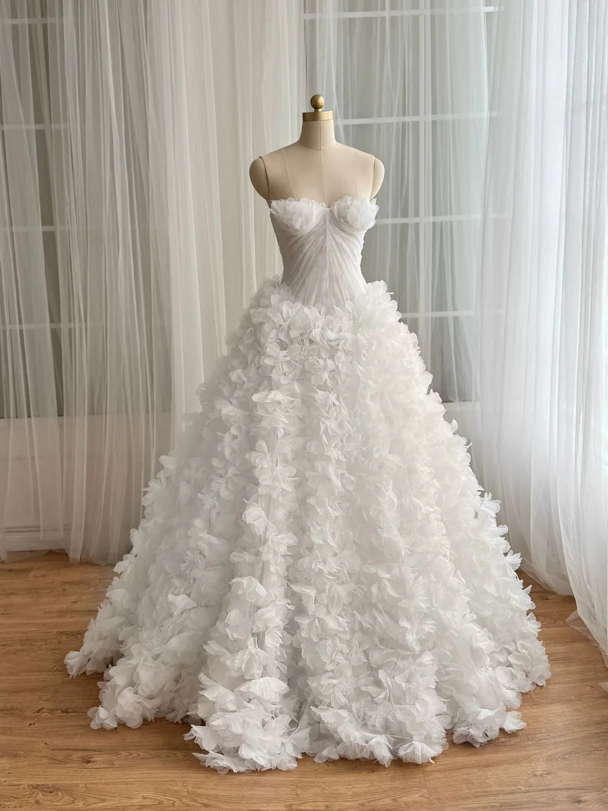Romantic Ivory Sweetheart Strapless 3D White Floral Tulle A-Line Wedding Dress TP5911