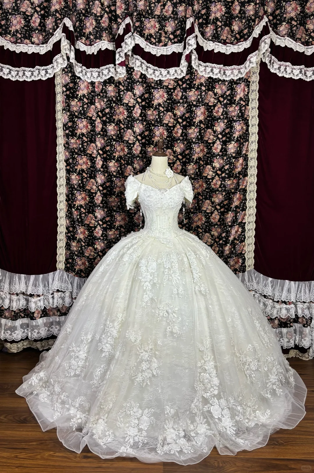 Glamorous Ivory Off-Shoulder Intricate Lace Applique Tulle Wedding Dress TP5339