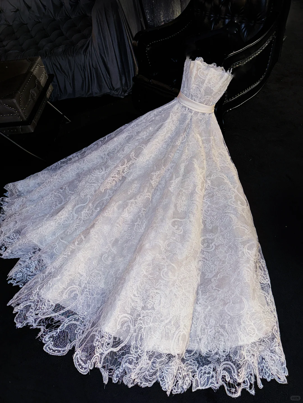 Elegant Strapless Lace Embroidery Satin Belt Wedding Dress TP5388