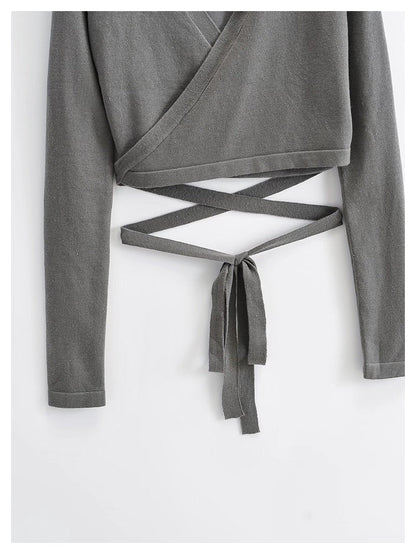 Design sense: the hot girl with exposed navel wears a solid color sweater  7480