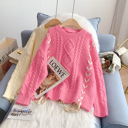 Design sense: the minority wears a twist knit top  5034