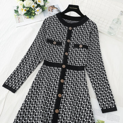 Light mature knitted dress with slim waist  3883