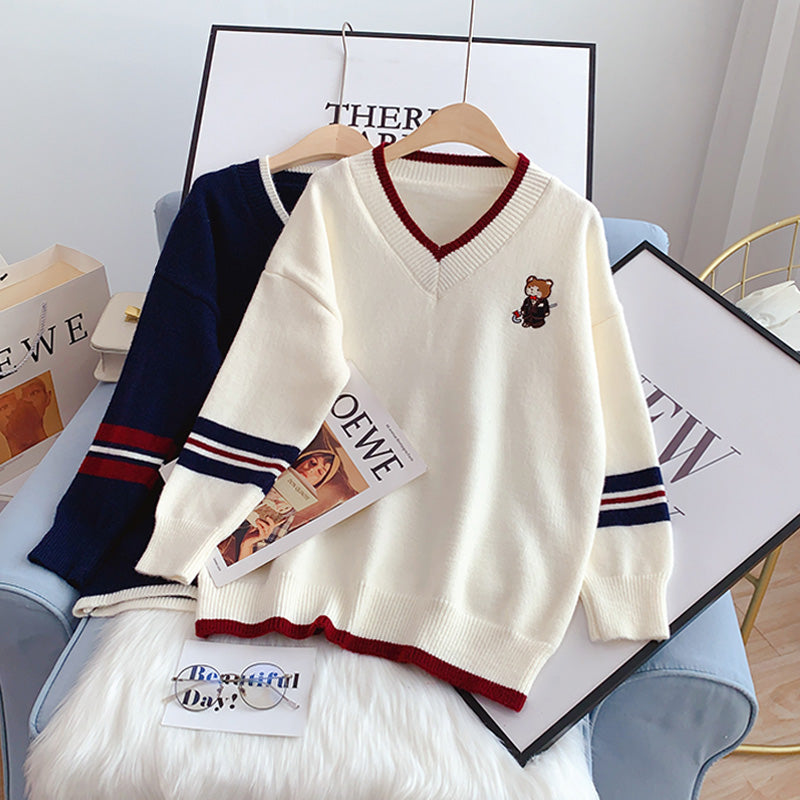 Embroidered bear V-neck Pullover female  4929